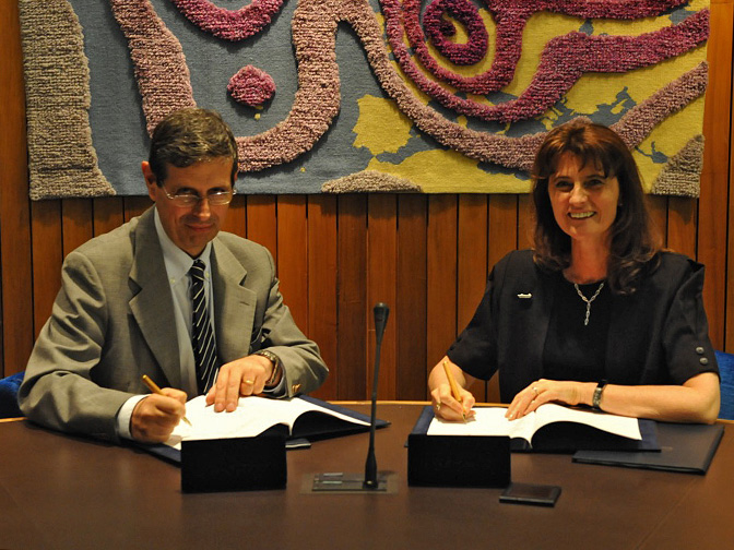 Florence Rabier and Silvio Cau signing high-level data centre agreement